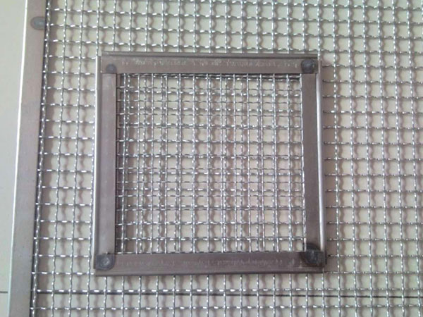 包邊軋花網 - 安(ān)平縣威馳金屬絲網製品有限公司